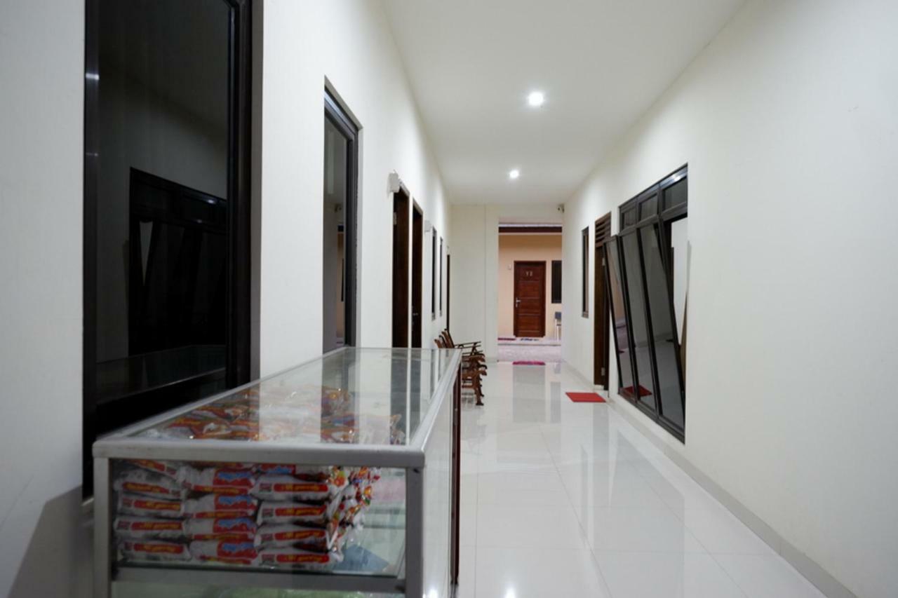 Hotel Reddoorz Near Living Plaza Purwokerto Exterior foto