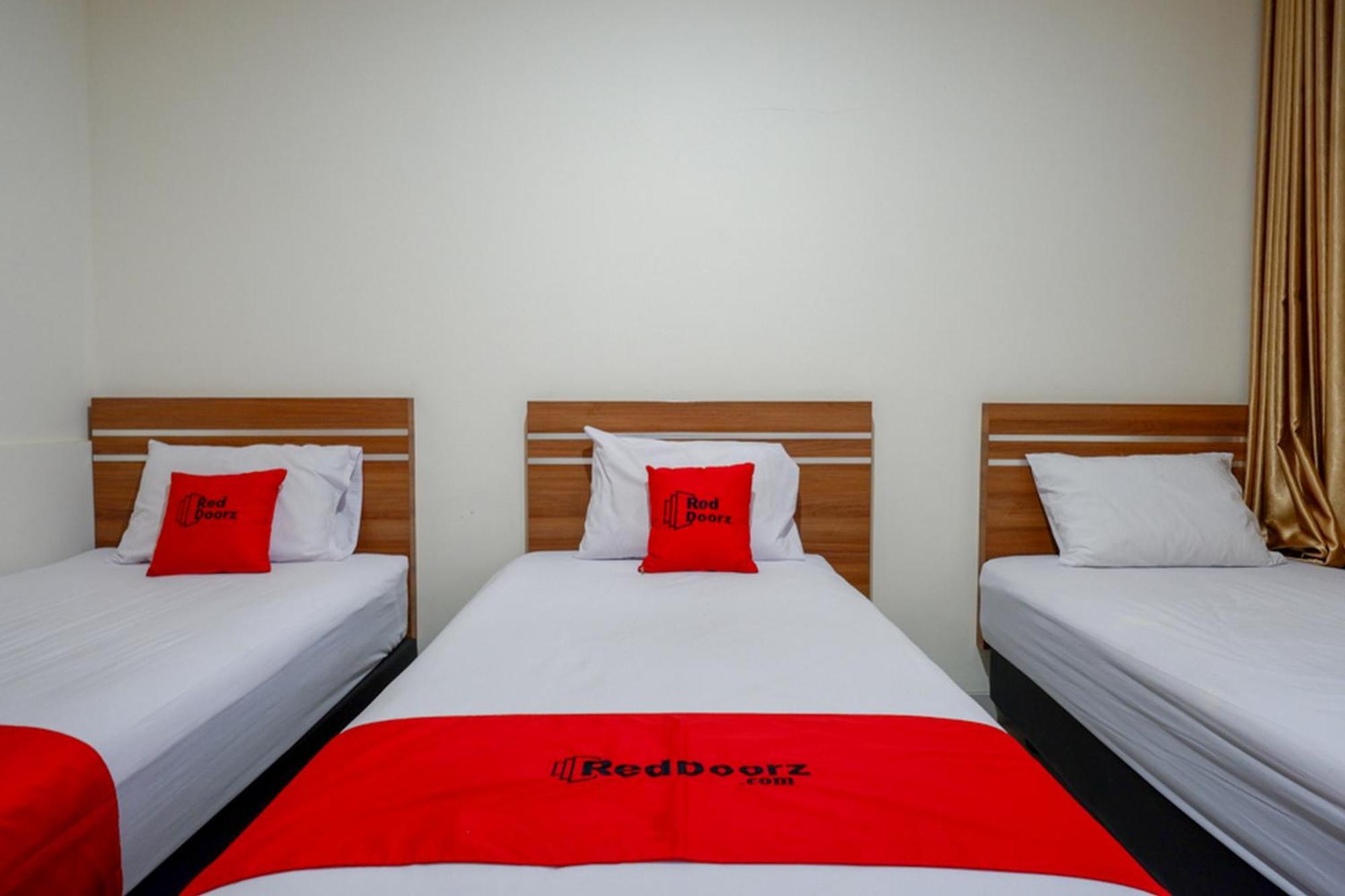 Hotel Reddoorz Near Living Plaza Purwokerto Exterior foto